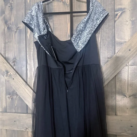 Elegant Black Maxi Dress with Silver Accents - Picture 6 of 7